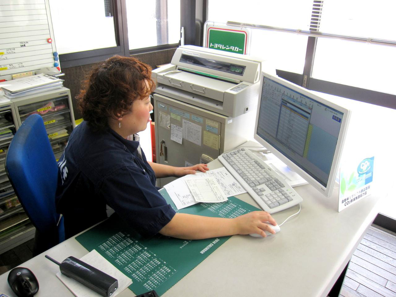 スタッフがパソコンを操作している様子