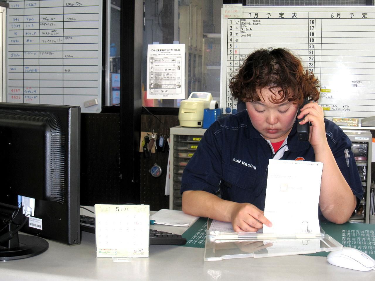 スタッフが電話対応している様子