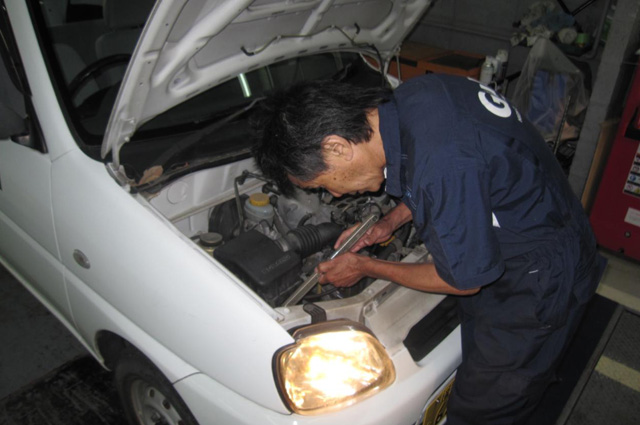 ボンネットの中を点検している様子