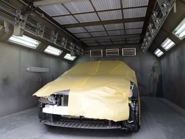 塗装ブース内の車
